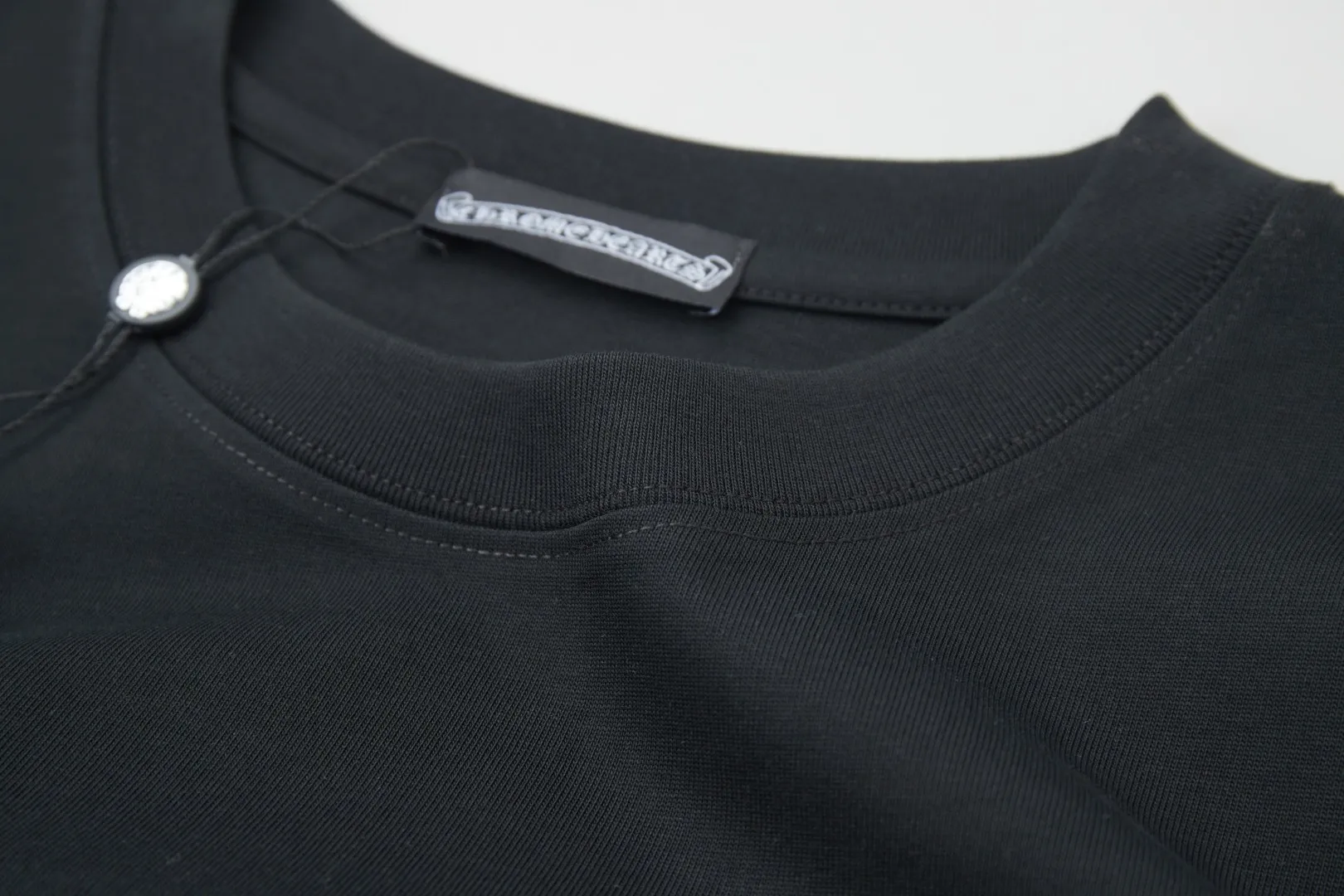 🅿️230 ✨CH✨🆕25SS spring and summer new style Crow Heart ✝ Rack logo leather label hot-drilled short sleeves Light luxury essential item for daily commuting for men and women Correct version Welcome to compare Detailed features · 260 grams of 100% pure cotton double yarn jersey fabric · Custom dyed in the same cylinder, special thickened 32 pieces of double-strand 1X1 thread · Double-needle stitching and cross-stitching technology · Original main mark, washed tag, brand moisture-proof paper packaging Color: white/black/purple/grey Size: S/M/L/XL